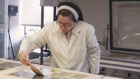 Mar�a Dolores D�az de Miranda, durante el proceso de recuperaci�n de un documento con muchos a�os de historia