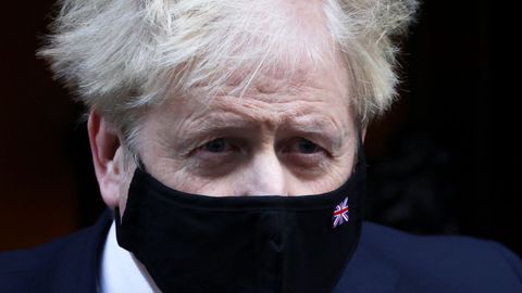 Boris Johnson sale de Downing Street para dirigirse a la C�mara de los Comunes.