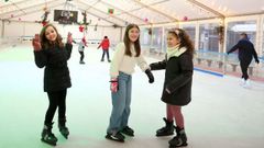 J�venes patinando en la pista de hielo de Ribeira