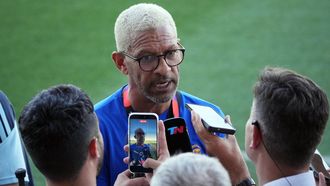 Djalminha habla para los medios durante un entrenamiento de Argentina.