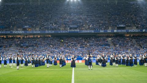 La Real Banda de Gaitas Ciudad de Oviedo, en la previa del Real Oviedo-Real Madrid
