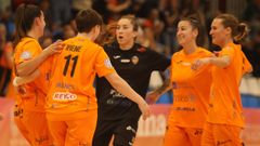 Lara, Ana Eliza y Silvia Rubal celebran un gol al Móstoles junto a Irene y Sydorenko.