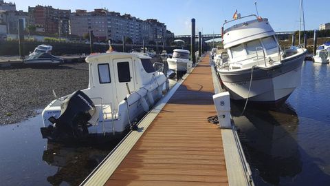 Pantalanes inutilizados en el Club Naval de Pontevedra por la acumulaci�n de lodos