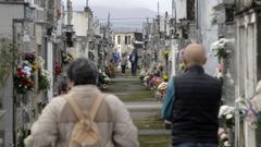 Calles interiores del cementerio viejo, en una festividad de Santos