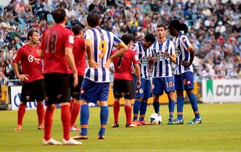Los jugadores del D�por charlan antes de un saque de falta en la frontal que Culio acabar�a picando en busca de Borja, sin �xito.