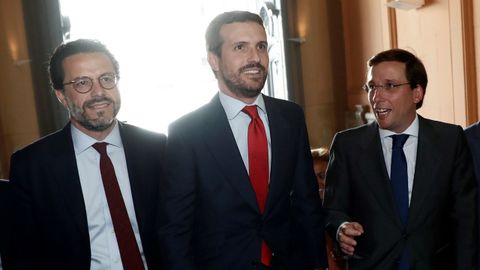 Javier Fernndez-Lasquetty, Pablo Casdo y el alcalde de Madrid, Jos Luis Martnez-Almeida, durante la toma de posesin como presidenta de los madrileos de Isabel Daz Ayuso