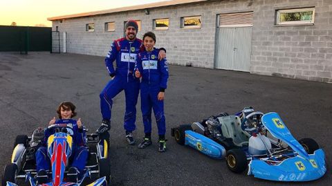 Fernando Alonso entrenando con dos pilotos de su escuela 