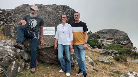 Jos� Seco, junto a la placa en memoria de los pioneros de la escalada en la zona, entre los que figura, la concejala de Deportes y el alcalde de Cedeira