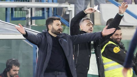 Romo y El�as durante el derbi en A Malata.