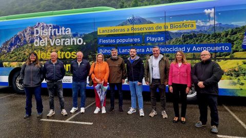 El consejero de Fomento, Cooperacin Local y Prevencin, Alejandro Calvo; el viceconsejero de Infraestructuras y Movilidad, Jorge Garca, y la directora de Transportes, Arantza Fernndez, durante la presentacin de la campaa Disfruta del verano. Nosotros te llevamos, acompaados por la alcaldesa de Santo Adriano, Elvira Menndez, y representantes de los ayuntamientos por los que discurre la Senda del Oso