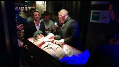 El ovetense Pelayo Gonz�lez llega a una discoteca en Oviedo disfrazado de Franco en su exhumaci�n