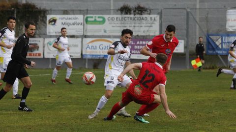 Hugo Sanmartín es interceptado por Pablo Louzao en un lance del partido