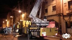 Bomberos en el incendio producido en La Felguera