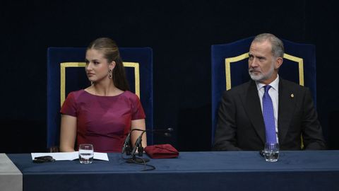 La princesa Leonor y el rey Felipe VI, durante la ceremonia de entrega.