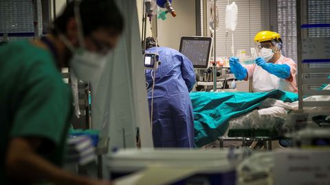 Varios sanitarios trabajan en la unidad de cuidados intensivos del Hospital de Galdakao, en Vizcaya