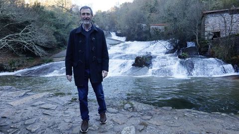 Fernndez Abraldes, en la cascada de Barosa, punto neurlgico del turismo en el municipio de Barro, donde l es el alcalde.