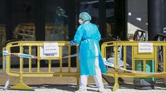 Una trabajadora de la residencia de San Rosendo en O Incio, durante el grave brote que afect� a este centro este verano