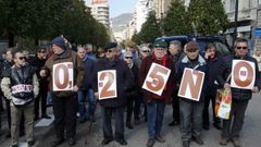 Miles de personas han participado hoy en Oviedo en la manifestaci�n convocada por las Asociaciones de Pensionistas de Asturias y de Gij�n para protestar por la subida de las pensiones en tan s�lo un 0,25 por ciento y para pedir que se blinde el sistema p�blico de pensiones