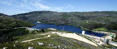 El embalse del Pontill�n de Castro, en la parroquia de Verducido, tiene algo m�s de un kilometro de longitud en su parte m�s larga.