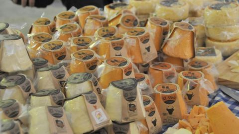 Exposicin de quesos en la feria de La Ascensin
