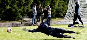 Estirada de Adri�n Laureda en un momento del entrenamiento de ayer en San L�zaro.