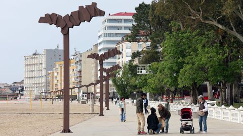 Las farolas dise�adas por El�as Coch�n Rey llegar�n al �ltimo tramo del paseo, en O Carril