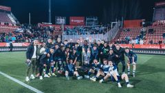Los jugadores del Celta, con la habitual estampa de Radu haciendo el pino, celebran el triunfo de Girona posando con su afici�n presente detr�s.