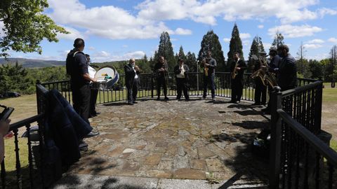 La charanga Os Bandios ameniz musicalmente la romera