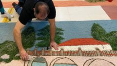 Imagen de archivo de un artista creando una alfombra floral en una edici�n pasada del evento.