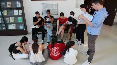 Estudiantes de Ourense minutos antes de entrar en el examen de selectividad