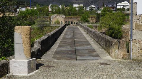 Cruzando el puente de A Cigarrosa hacia Petn puede verse el nico miliario de la Va Nova con inscripcin que se conserva en Valdeorras.