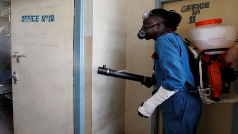 Un voluntario fumiga oficinas en Nairobi, Kenia