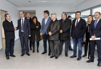 El conselleiro estrech� la mano al alcalde, Eduardo Parga, en el interior del recinto sanitario. 