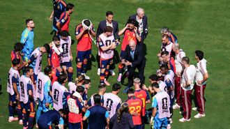 Luis de la Fuente dando indicaciones a sus jugadores durante una pausa de hidrataci�n de la final contra Argentina
