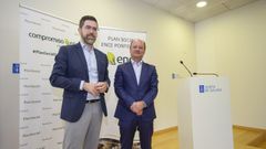 El delegado territorial de la Xunta en Pontevedra, Pablo Fern�ndez, y el director territorial de Ence en Galicia, Antonio Casal, este jueves en Pontevedra