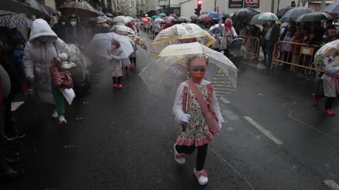 La lluvia oblig a sacar los paraguas en algunos puntos del recorrido del desfile de comparsas de carnaval de Monforte