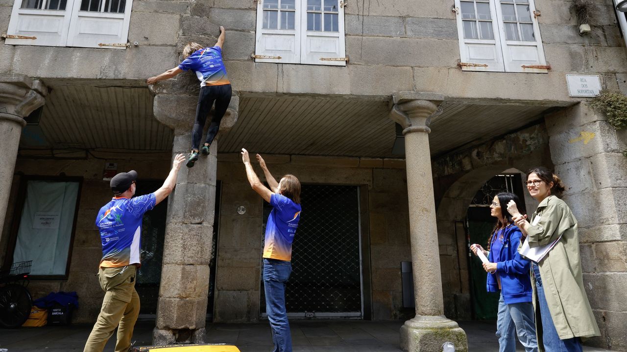 La primera escalada urbana de Galicia convierte el casco histórico de Pontevedra en un «rocódromo»