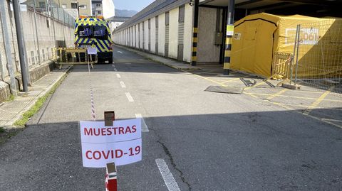 Los test del coronavirus desde el coche se hacen en el lateral del edificio, donde habitualmente se coloca el bus de las resonancias