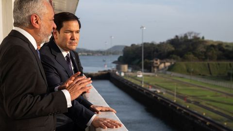 El secretario de Estado de Estados Unidos, Marco Rubio, saluda al administrador del Canal de Panamá, Ricaurte Vásquez el pasado 2 de febrero durante su visita institucional al país