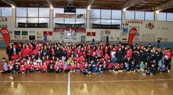 Cerca de 260 deportistas de las Escolas Deportivas salen en estos cromos. 