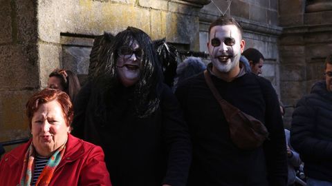 S�bado de pi�ata en Celanova.Los gruposy comparsas estuvieron muy animados, con tem�ticas variadas, como Mary Poppins, las vespas. Y el p�blico tambi�n colabor� con el  atrezzo .
