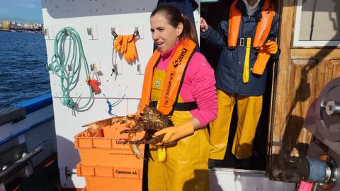 La experta haciendo muestreos en el Golfo Ártabro en el Lura, un barco del Instituto Español de Oceanografía.