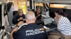 El servicio de tramitaci�n del DNI con el equipo m�vil de la Polic�a Nacional se estren� este mi�rcoles en Burela