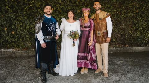 Los novios, junto a una pareja de amigos