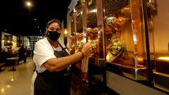 Ni un mes: la nueva cafeter�a Veracruz no tuvo ni 30 d�as de tranquilidad en la calle Fisterra desde su apertura el 15 de octubre. El traj�n, a�n as�, es continuo en este local donde los caf�s y los dulces de Habaziro se sirven para llevar