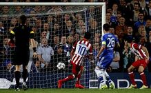 El centrocampista turco Arda Turan, en la jugada en la que anot� el tercer gol del Atl�tico de Madrid.