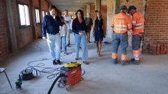 Un momento del recorrido por el interior del espacio previsto para oficinas que se transformar� en viviendas.