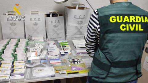 Las autoridades incautaron una gran cantidad de medicamentos.