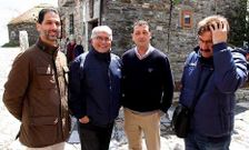 El presidente de Neria y los alcaldes de Mux�a, Fisterra y Dumbr�a, durante la ruta promocional.