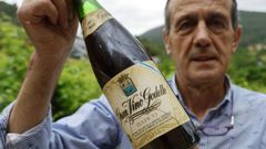 Primeras botellas.�Jos� Luis Bartolom� posa con una de las primeras botellas de godello elaboradas en la cooperativa de O Barco para comprobar si con ellas se pod�a hacer buen vino.�<br />FOTO: MIGUEL VILLAR